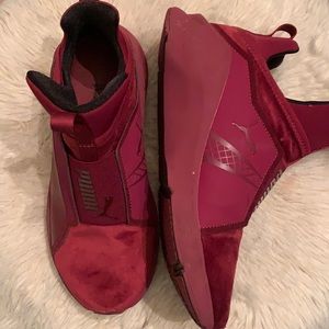 Burgundy women’s  sz 6 puma’s